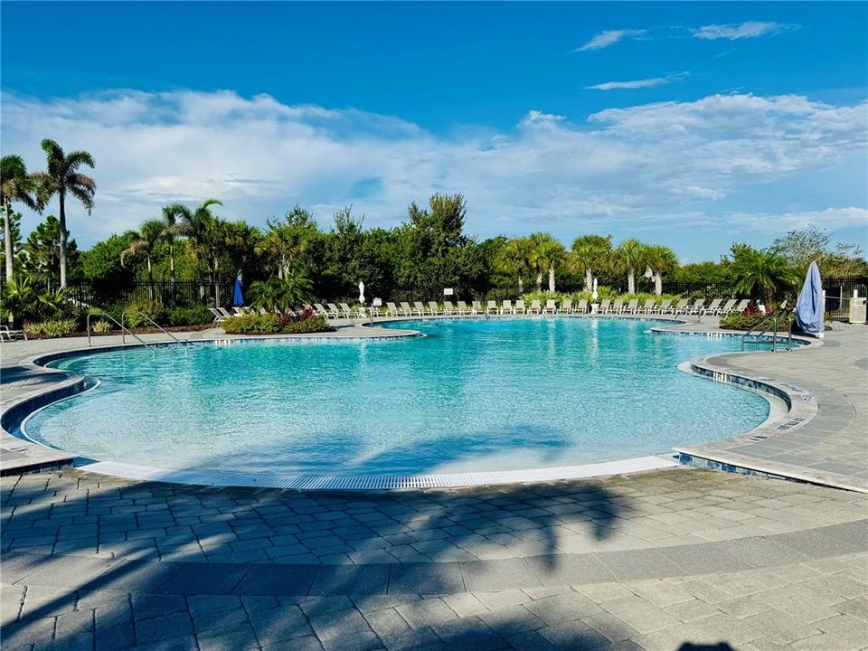 En Venta: $649,990 (4 camas, 3 baños, 2717 Pies cuadrados)