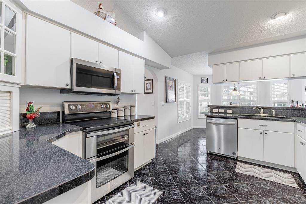 For Sale: $375,000 (3 beds, 2 baths, 2095 Square Feet)