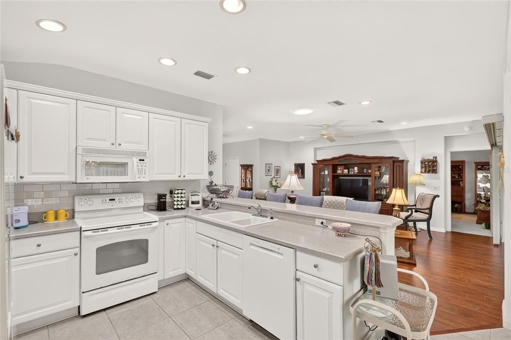 For Sale: $279,300 (2 beds, 2 baths, 1575 Square Feet)