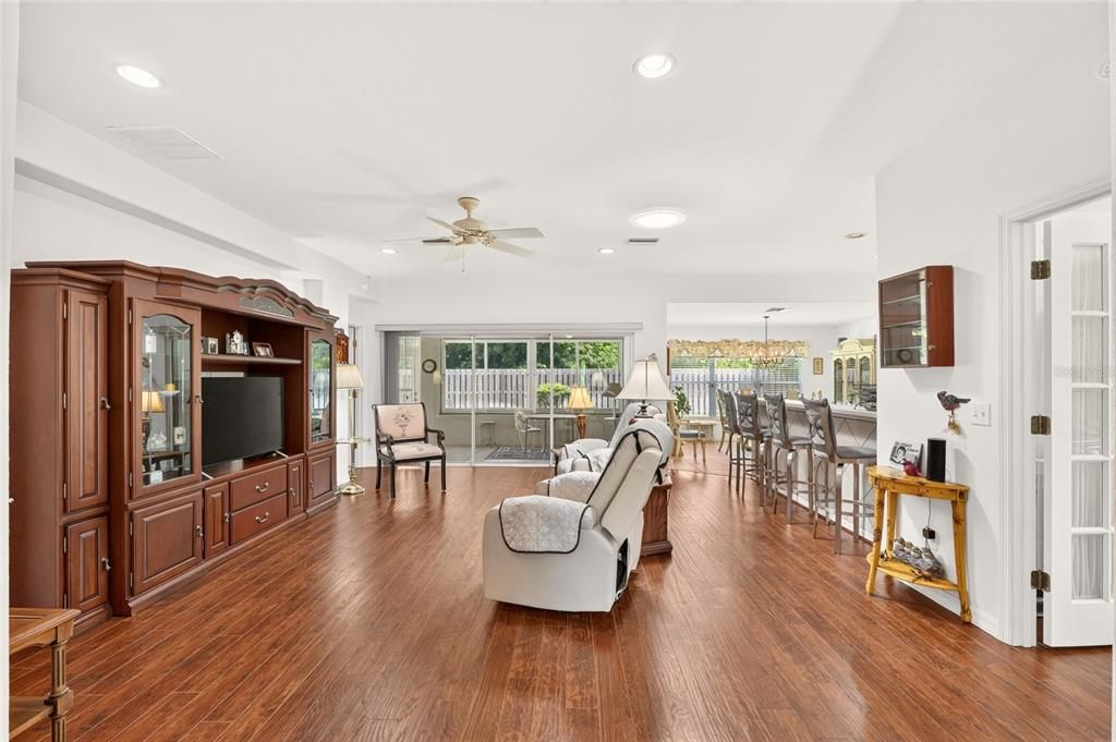 For Sale: $279,300 (2 beds, 2 baths, 1575 Square Feet)