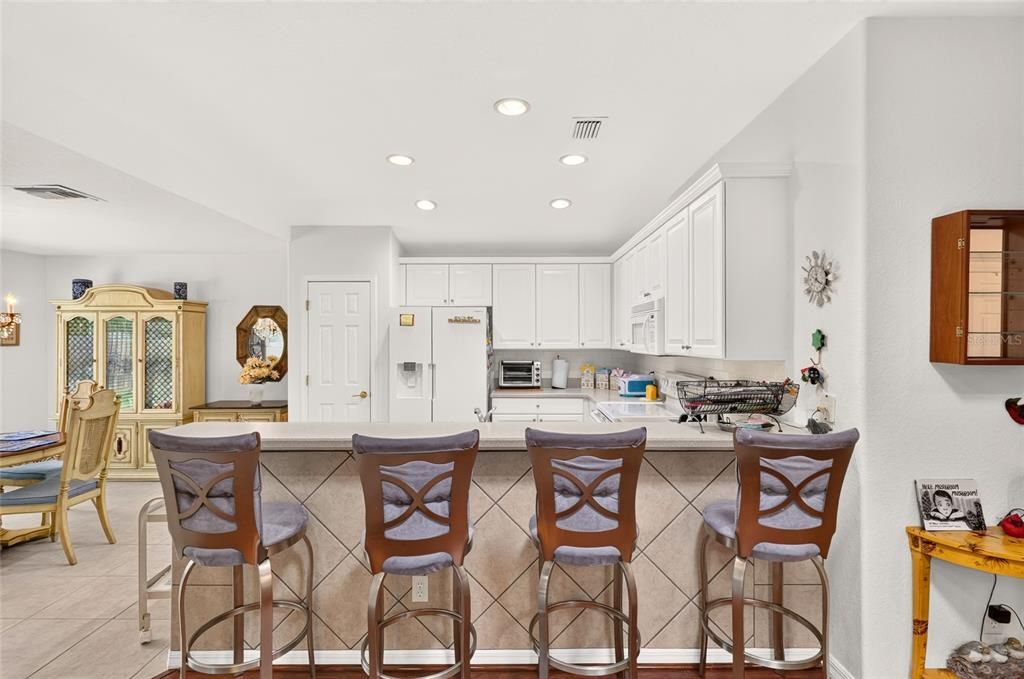 For Sale: $279,300 (2 beds, 2 baths, 1575 Square Feet)