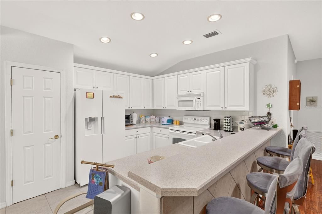 For Sale: $279,300 (2 beds, 2 baths, 1575 Square Feet)