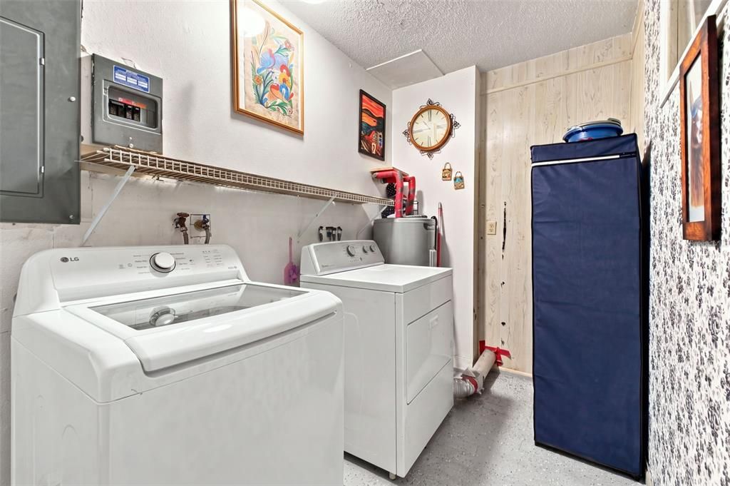 For Sale: $332,000 (3 beds, 2 baths, 1604 Square Feet)