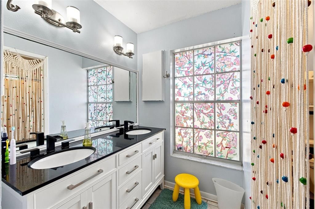 For Sale: $332,000 (3 beds, 2 baths, 1604 Square Feet)