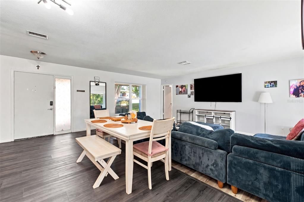 For Sale: $332,000 (3 beds, 2 baths, 1604 Square Feet)