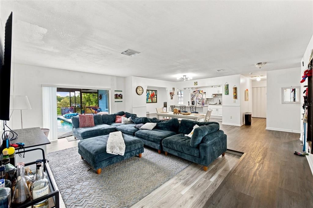 For Sale: $332,000 (3 beds, 2 baths, 1604 Square Feet)