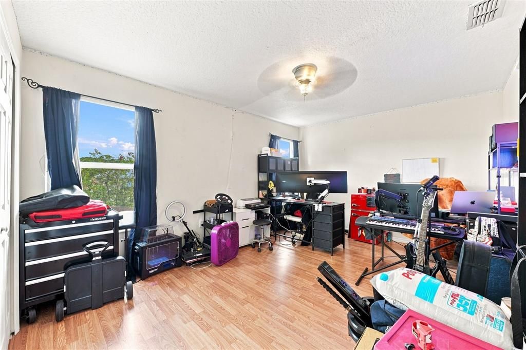 For Sale: $449,999 (5 beds, 3 baths, 2625 Square Feet)