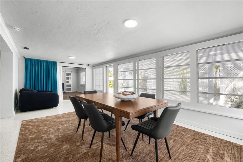 En Venta: $695,000 (3 camas, 2 baños, 1823 Pies cuadrados)
