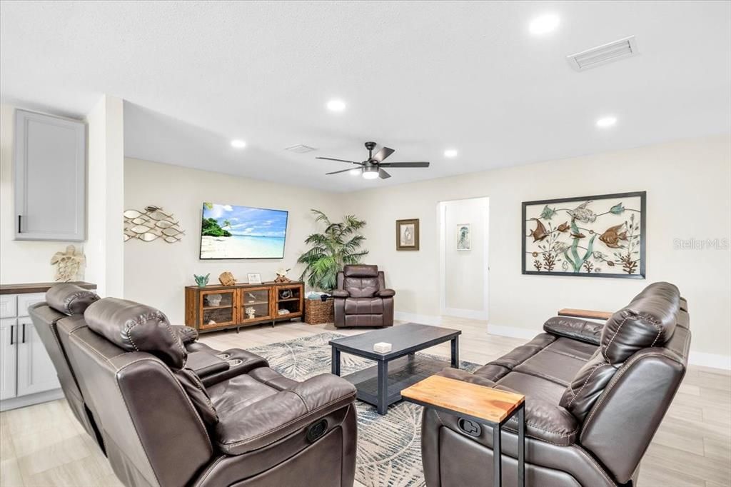 For Sale: $500,000 (3 beds, 2 baths, 1612 Square Feet)