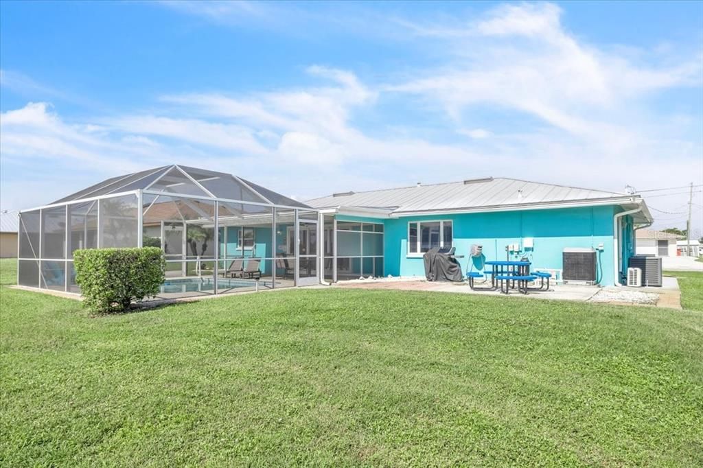 For Sale: $500,000 (3 beds, 2 baths, 1612 Square Feet)