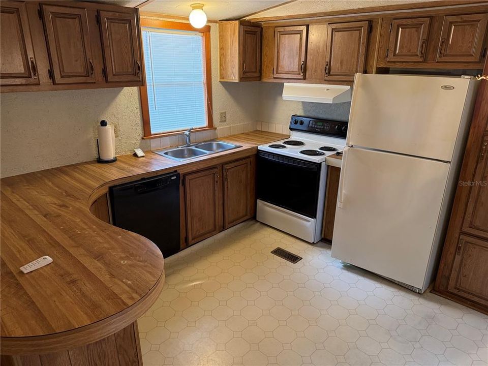 For Sale: $89,000 (2 beds, 2 baths, 924 Square Feet)