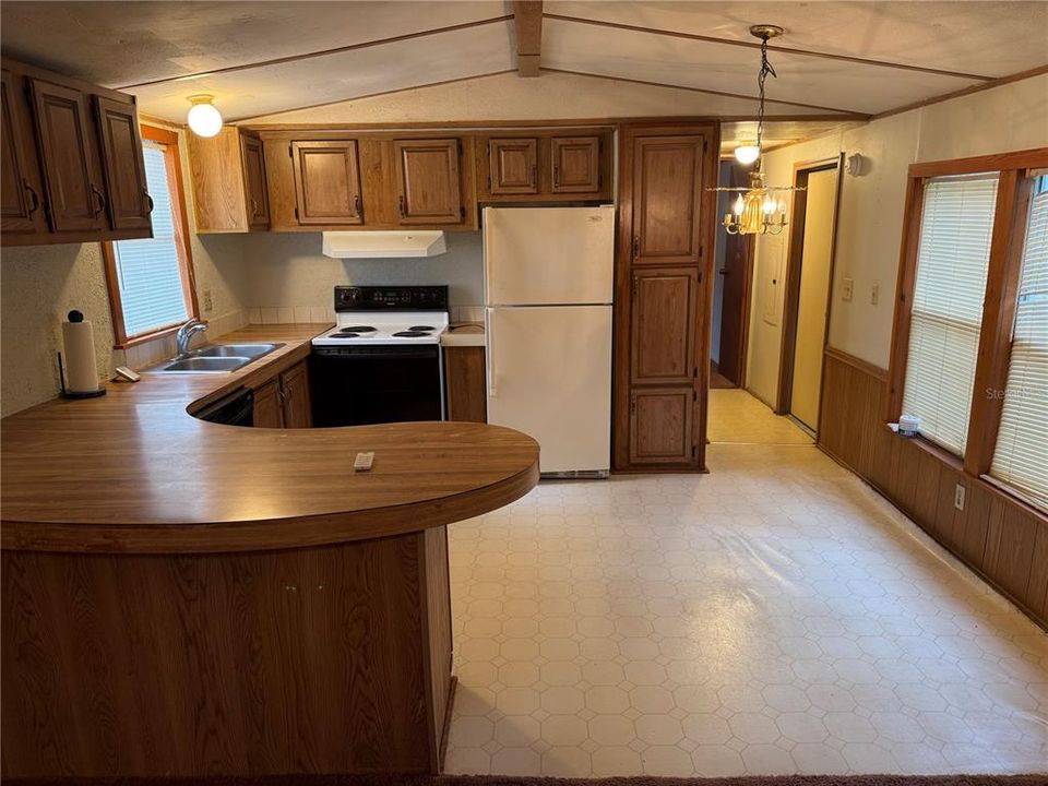 For Sale: $89,000 (2 beds, 2 baths, 924 Square Feet)