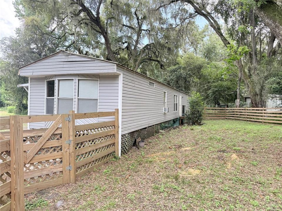 For Sale: $89,000 (2 beds, 2 baths, 924 Square Feet)