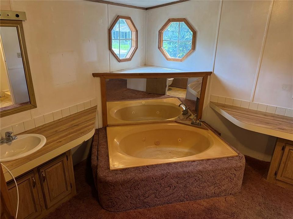 For Sale: $89,000 (2 beds, 2 baths, 924 Square Feet)
