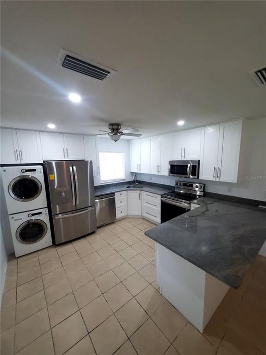 В аренду: $1,700 (2 спален, 1 ванн, 820 Квадратных фут)