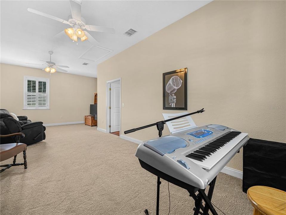 For Sale: $549,900 (5 beds, 3 baths, 3016 Square Feet)