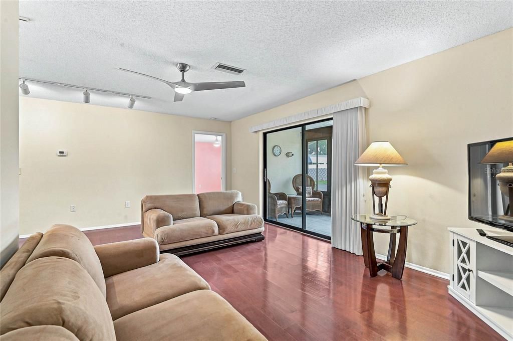 En Venta: $199,999 (2 camas, 2 baños, 1030 Pies cuadrados)