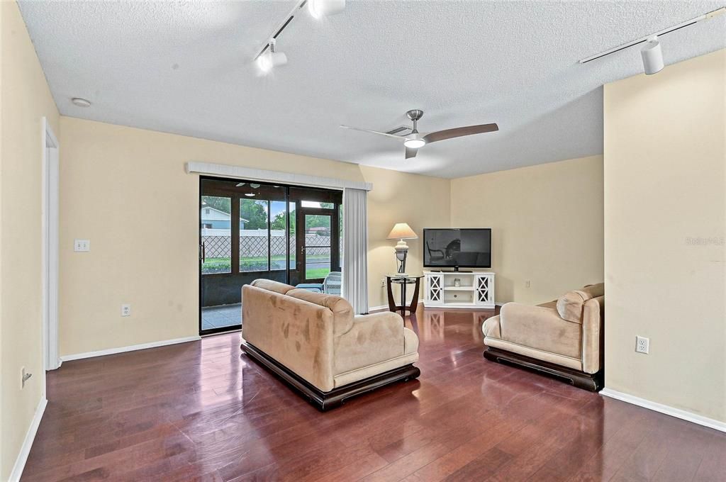 En Venta: $199,999 (2 camas, 2 baños, 1030 Pies cuadrados)