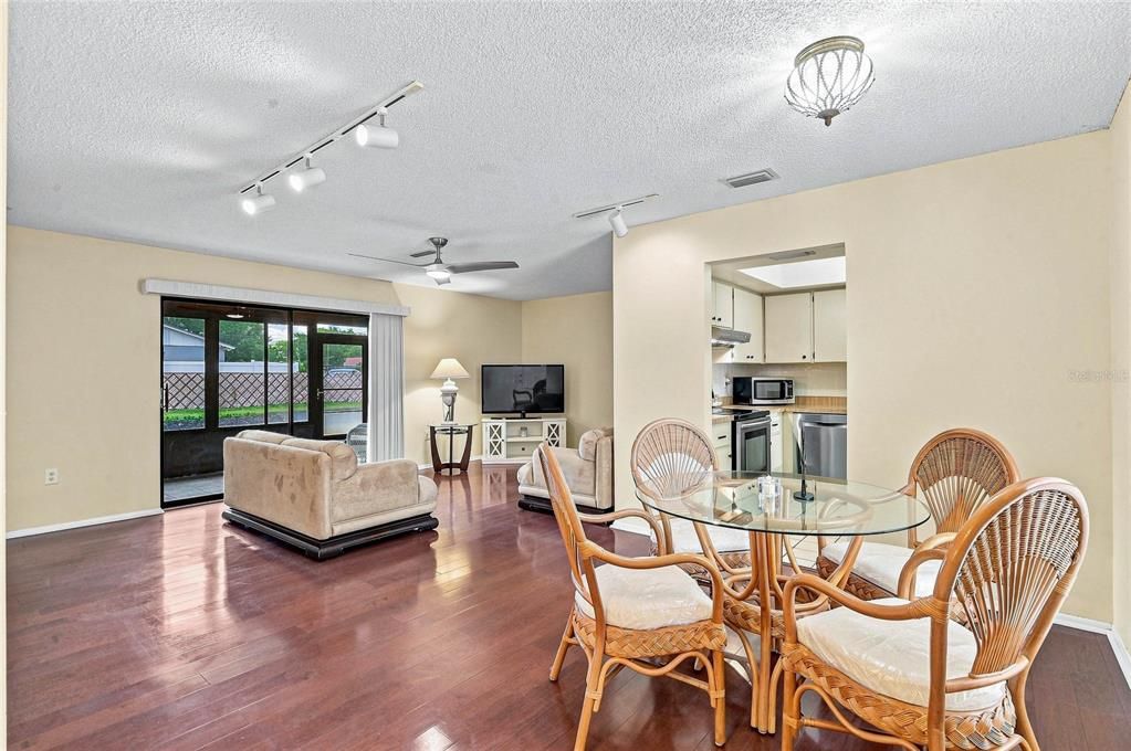 En Venta: $199,999 (2 camas, 2 baños, 1030 Pies cuadrados)