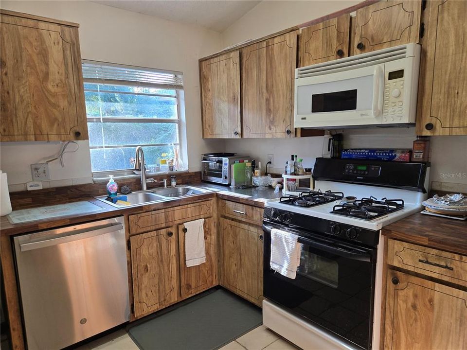 For Sale: $379,000 (4 beds, 2 baths, 1760 Square Feet)