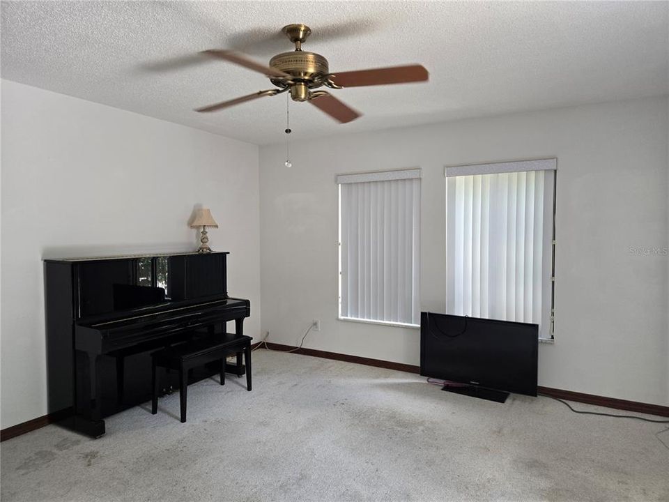 For Sale: $379,000 (4 beds, 2 baths, 1760 Square Feet)