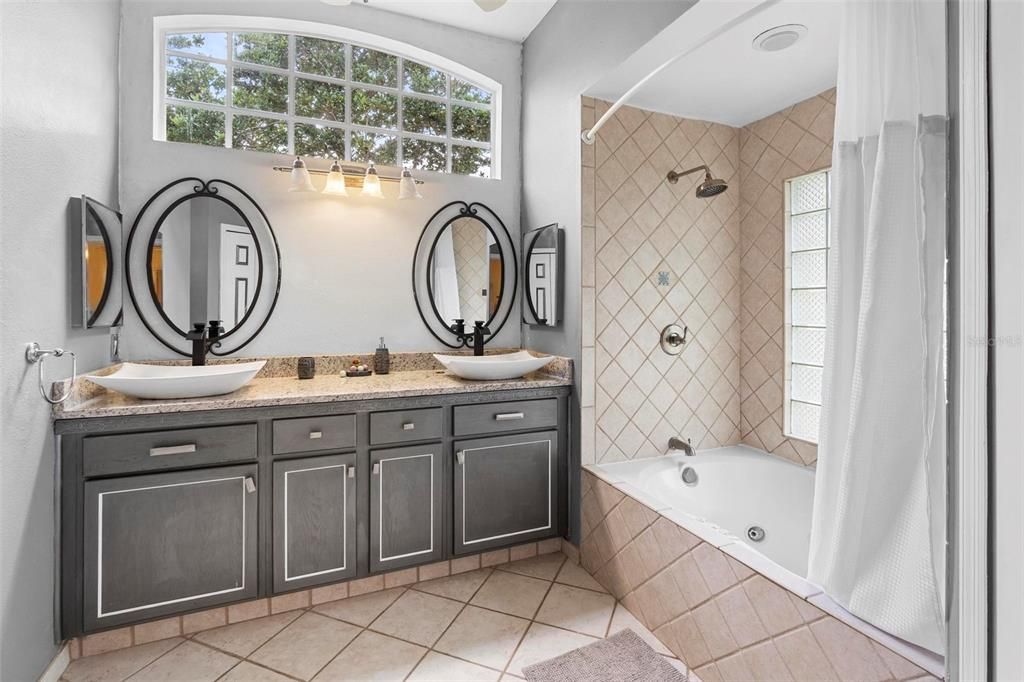For Sale: $480,000 (4 beds, 2 baths, 2587 Square Feet)