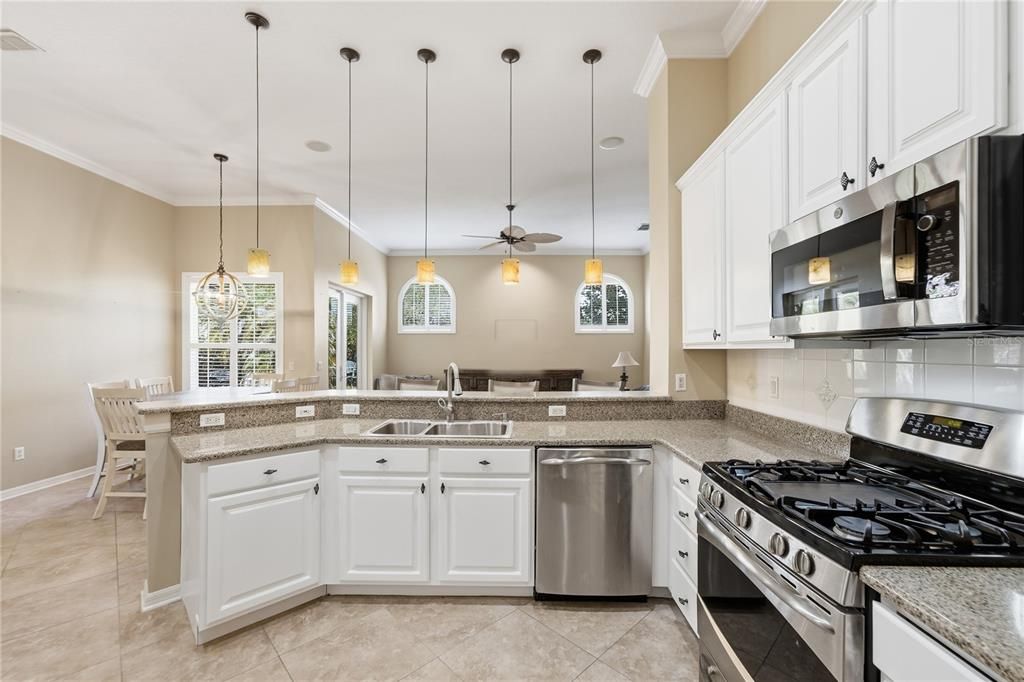 En Venta: $749,000 (4 camas, 3 baños, 2692 Pies cuadrados)