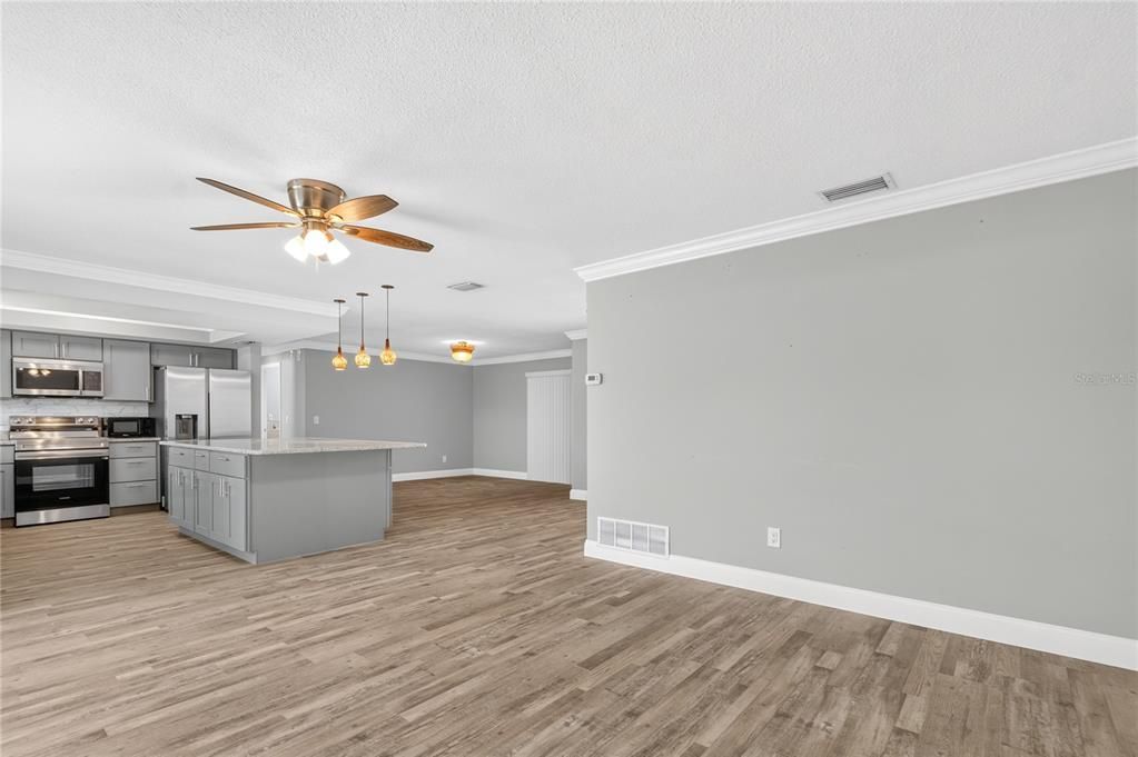En Venta: $649,900 (3 camas, 3 baños, 1819 Pies cuadrados)