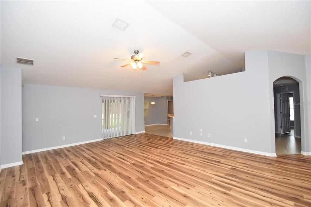 For Rent: $2,100 (4 beds, 2 baths, 2073 Square Feet)