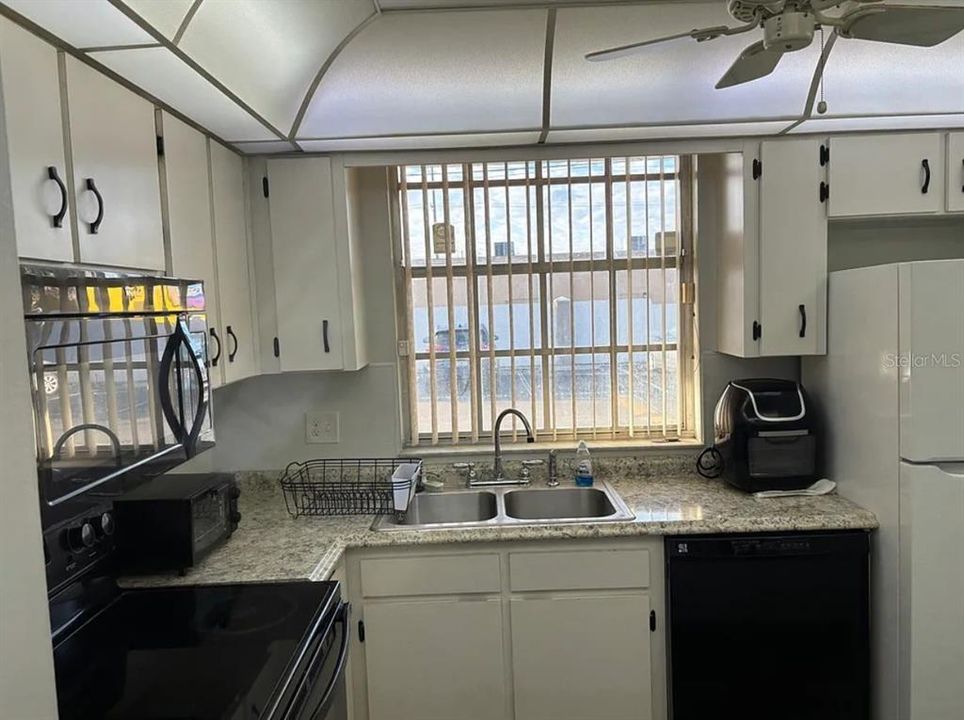 В аренду: $1,300 (1 спален, 1 ванн, 763 Квадратных фут)