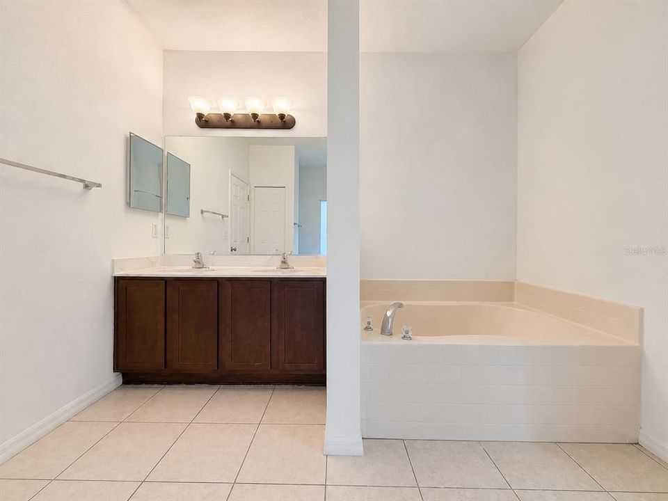 待售: $359,000 (4 贝兹, 2 浴室, 2239 平方英尺)