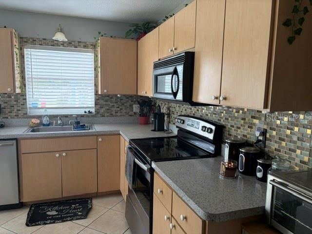 En Venta: $365,000 (3 camas, 2 baños, 1367 Pies cuadrados)