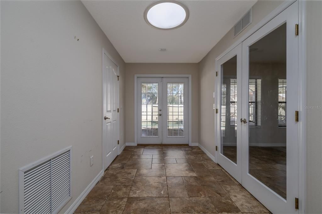 For Sale: $450,000 (5 beds, 3 baths, 2946 Square Feet)