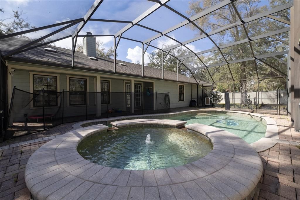 For Sale: $450,000 (5 beds, 3 baths, 2946 Square Feet)