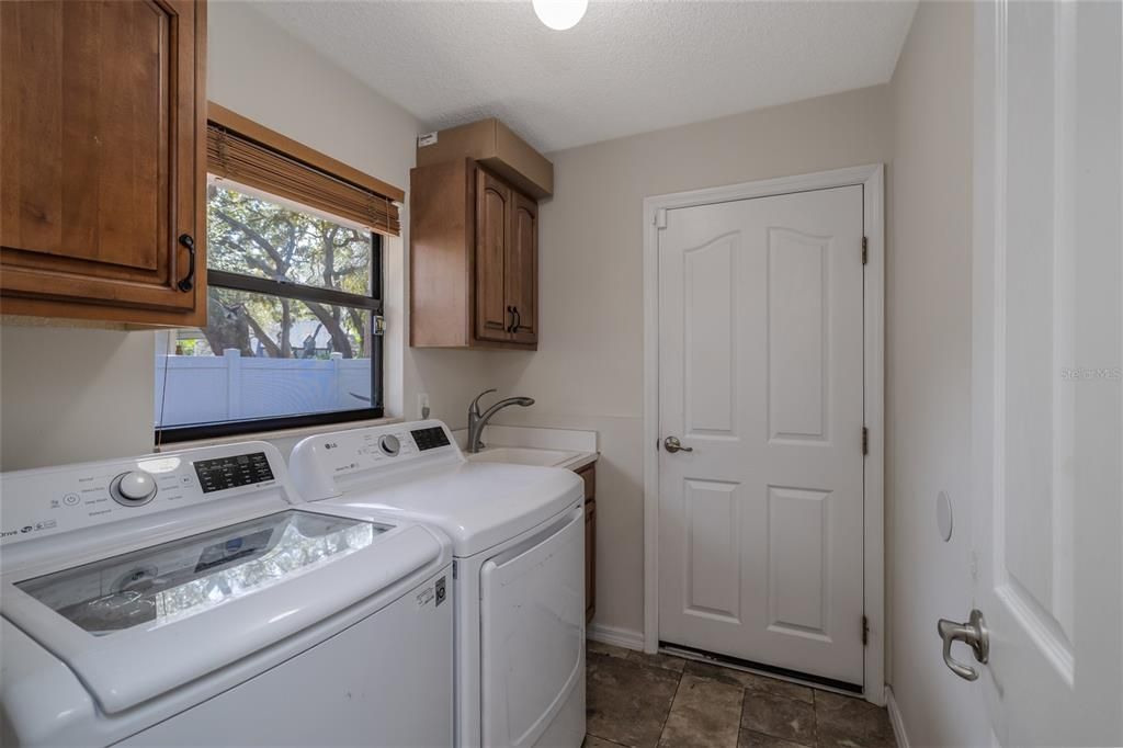 For Sale: $450,000 (5 beds, 3 baths, 2946 Square Feet)