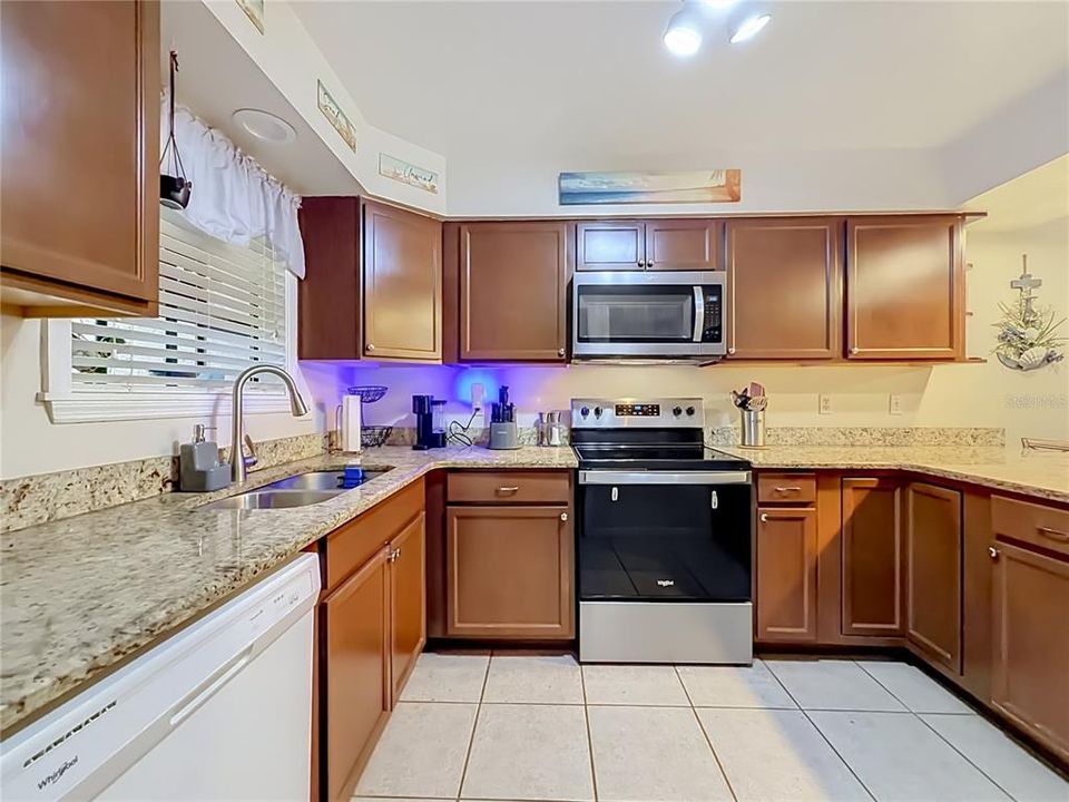 For Sale: $240,000 (2 beds, 2 baths, 1199 Square Feet)