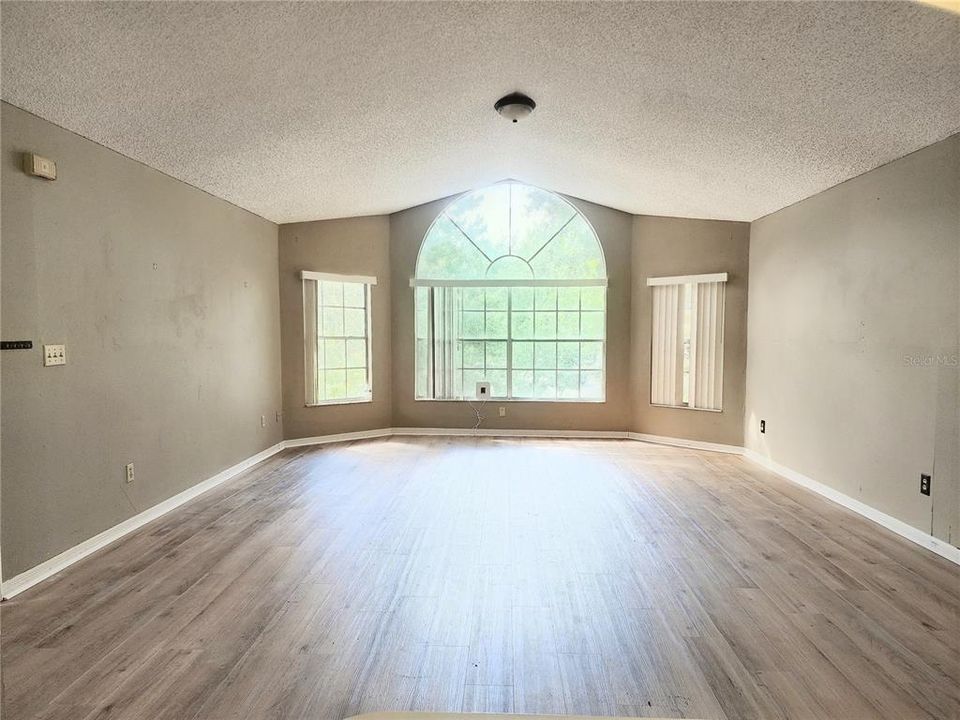For Sale: $185,000 (3 beds, 2 baths, 1287 Square Feet)