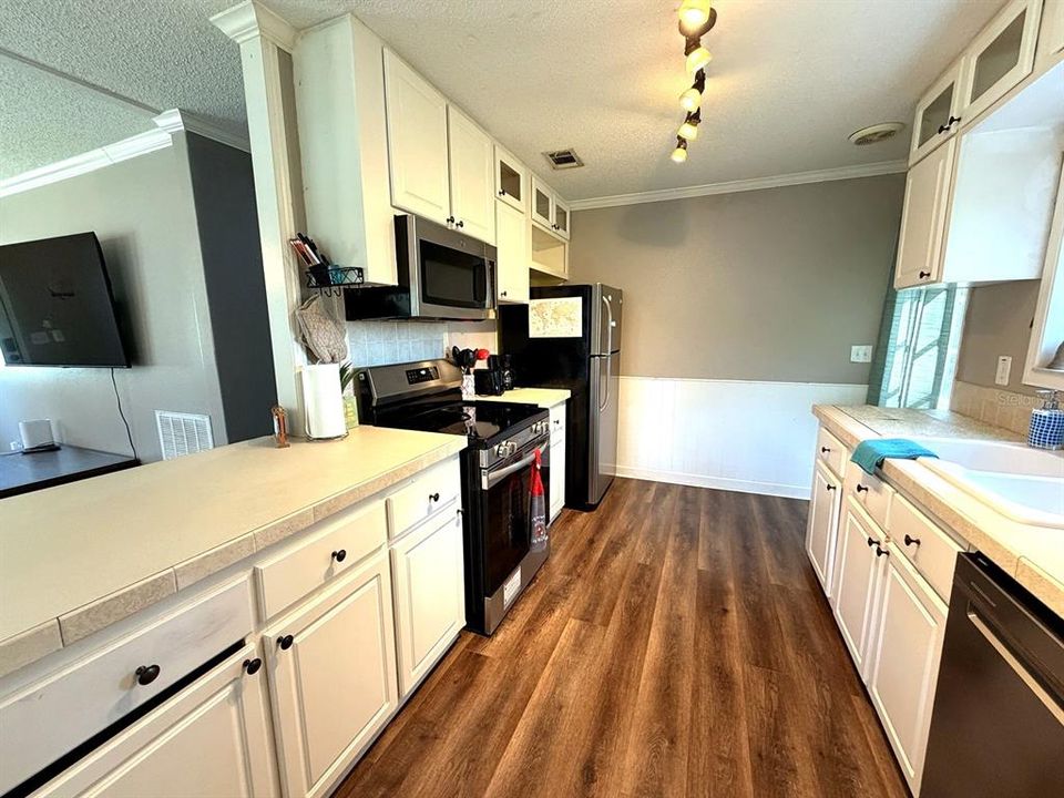 For Sale: $219,989 (2 beds, 2 baths, 1040 Square Feet)