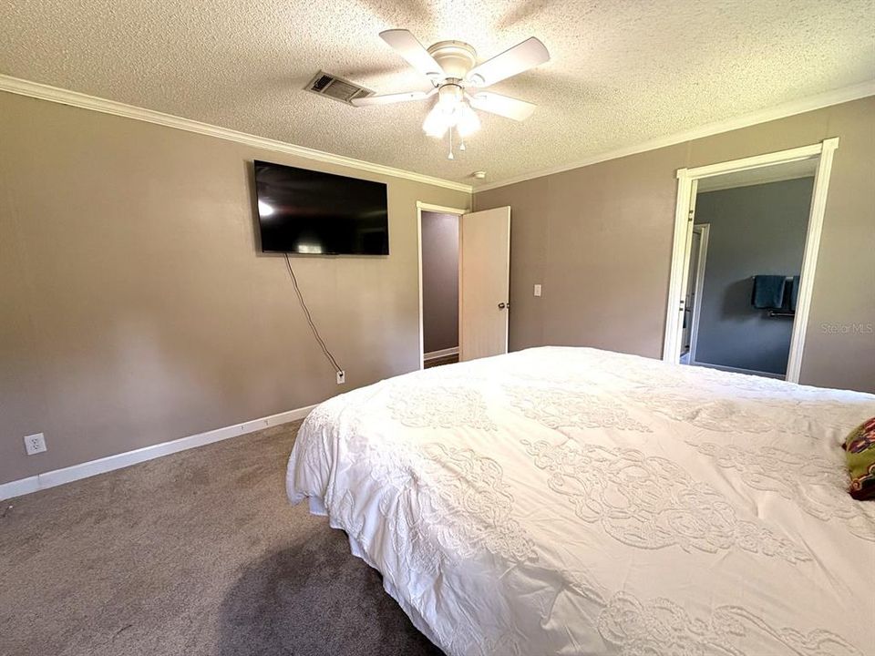 For Sale: $219,989 (2 beds, 2 baths, 1040 Square Feet)