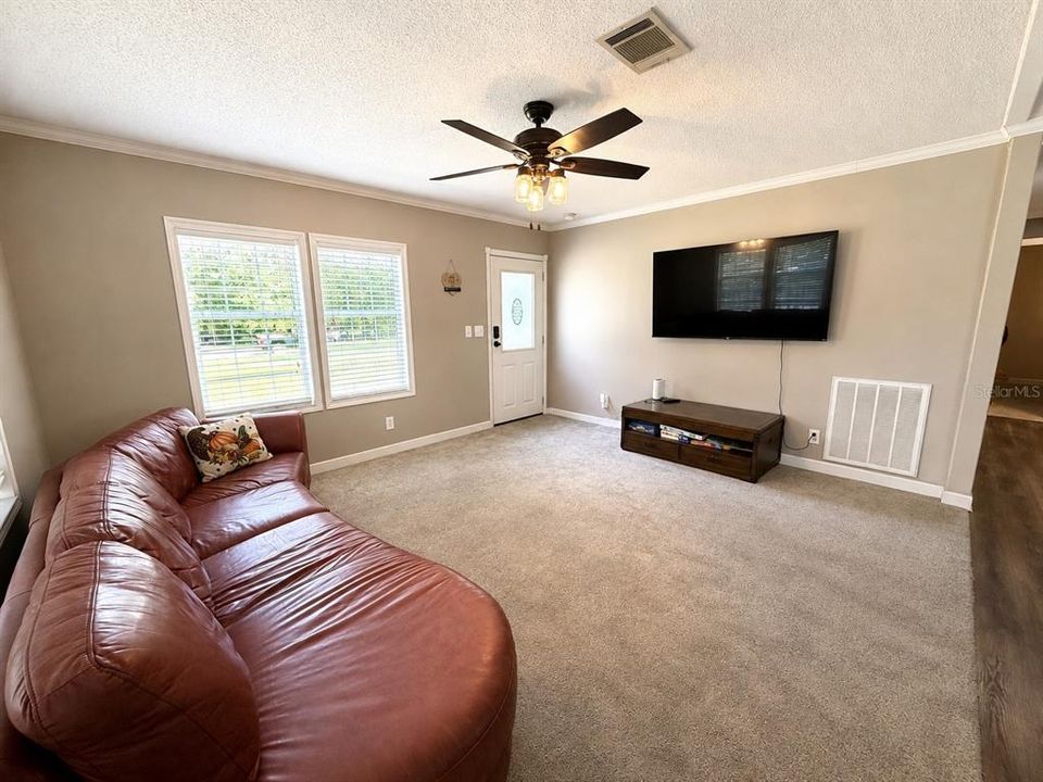 For Sale: $219,989 (2 beds, 2 baths, 1040 Square Feet)