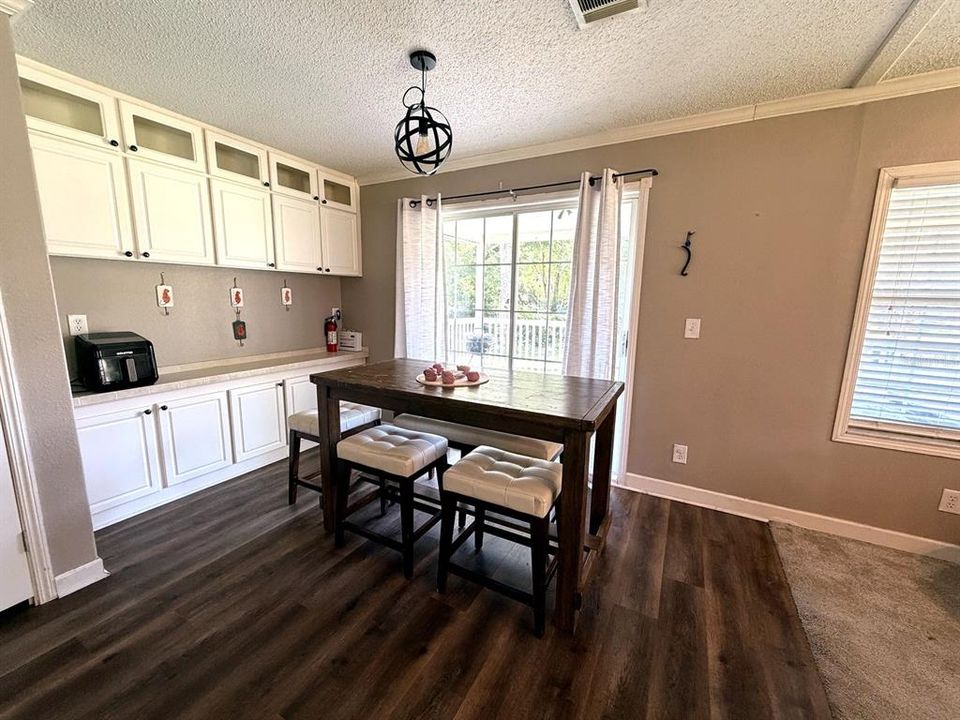 For Sale: $219,989 (2 beds, 2 baths, 1040 Square Feet)