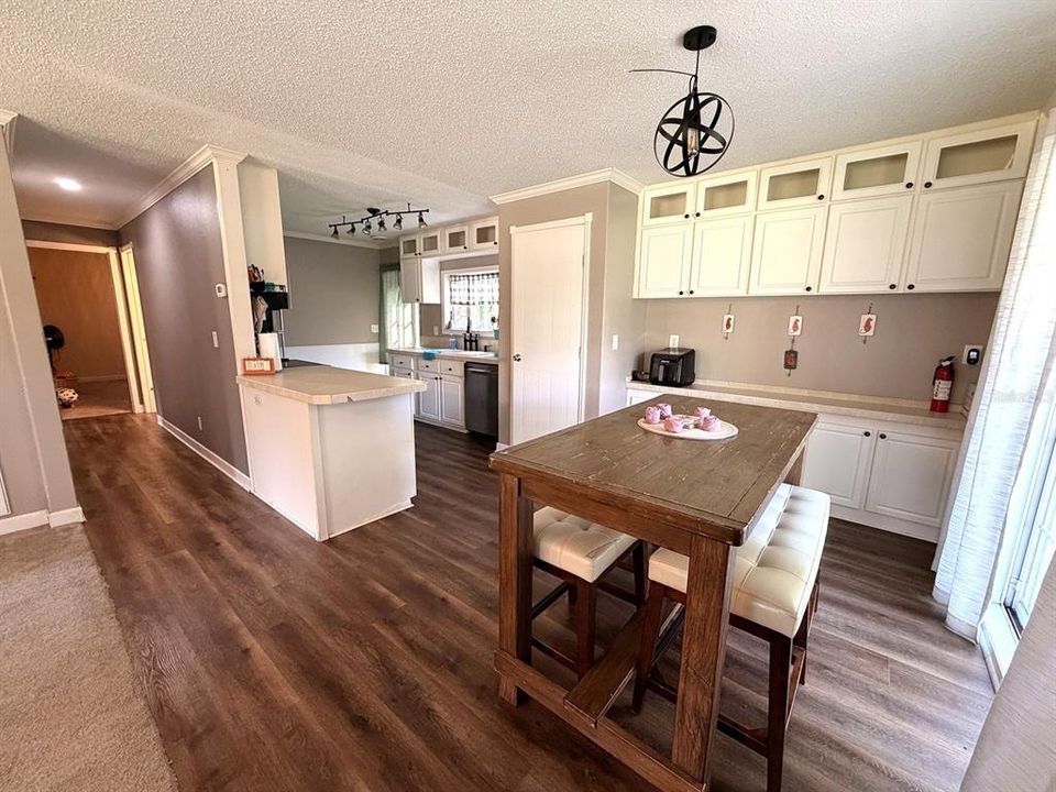For Sale: $219,989 (2 beds, 2 baths, 1040 Square Feet)
