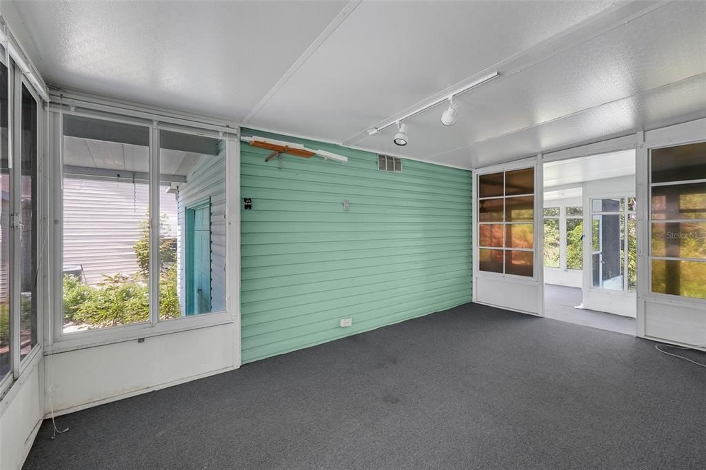 For Sale: $195,000 (2 beds, 2 baths, 1296 Square Feet)