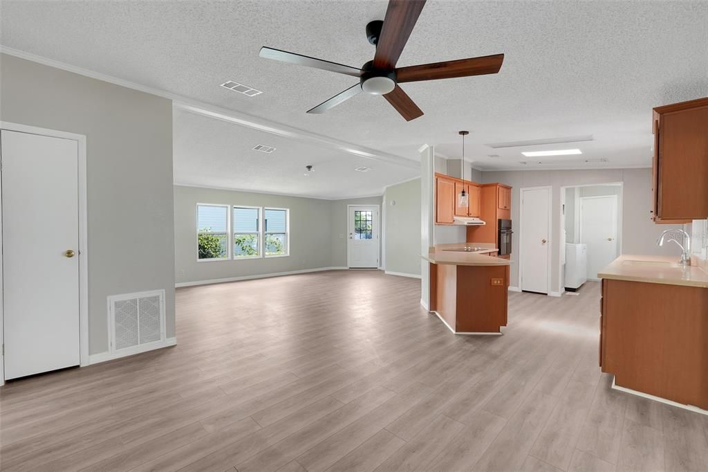 For Sale: $195,000 (2 beds, 2 baths, 1296 Square Feet)