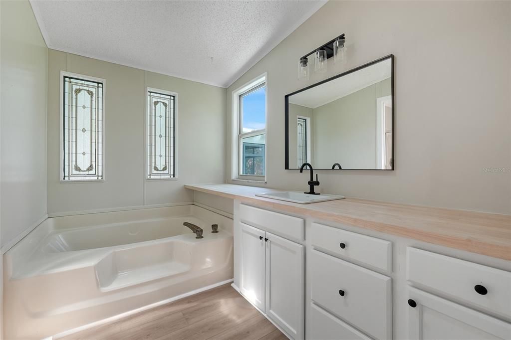 For Sale: $195,000 (2 beds, 2 baths, 1296 Square Feet)