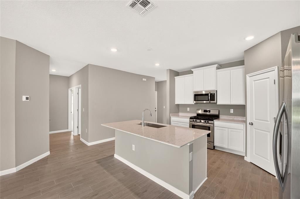 На продажу: $359,999 (3 спален, 2 ванн, 2126 Квадратных фут)