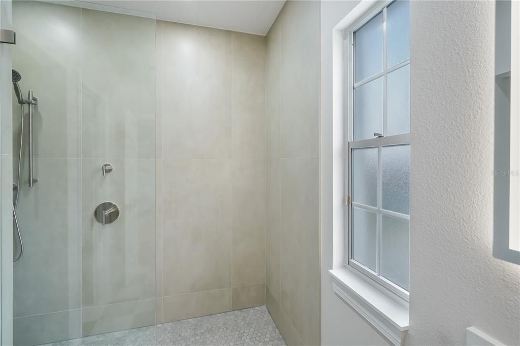 En Venta: $695,000 (3 camas, 2 baños, 2398 Pies cuadrados)