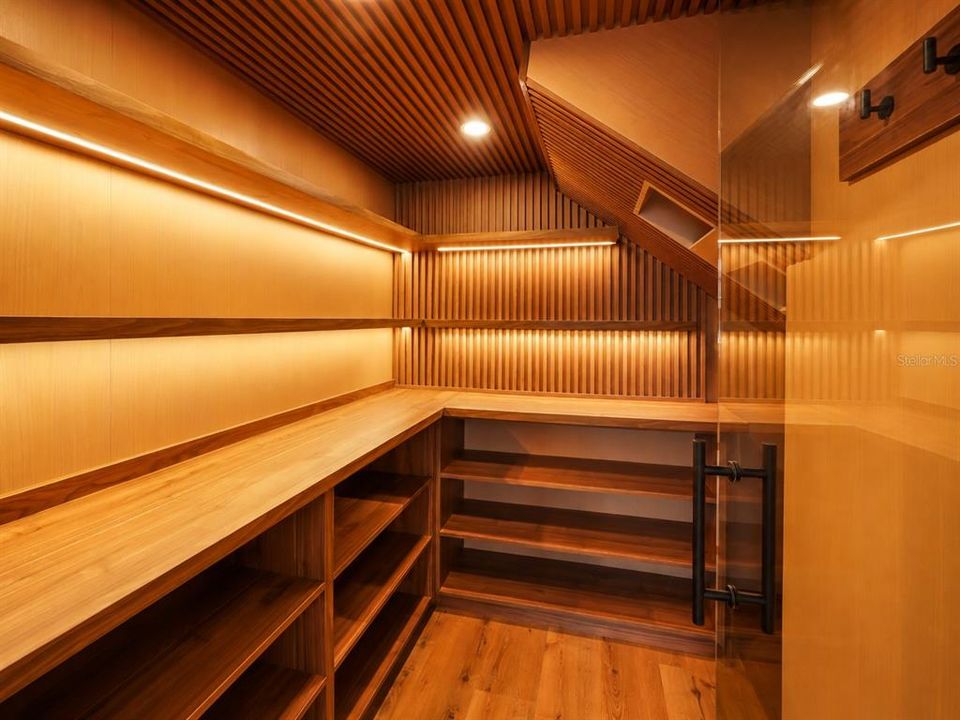 En Venta: $695,000 (3 camas, 2 baños, 2398 Pies cuadrados)