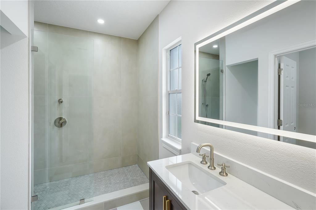 En Venta: $695,000 (3 camas, 2 baños, 2398 Pies cuadrados)