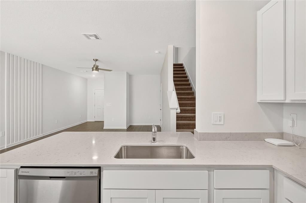 For Sale: $294,999 (3 beds, 2 baths, 1663 Square Feet)